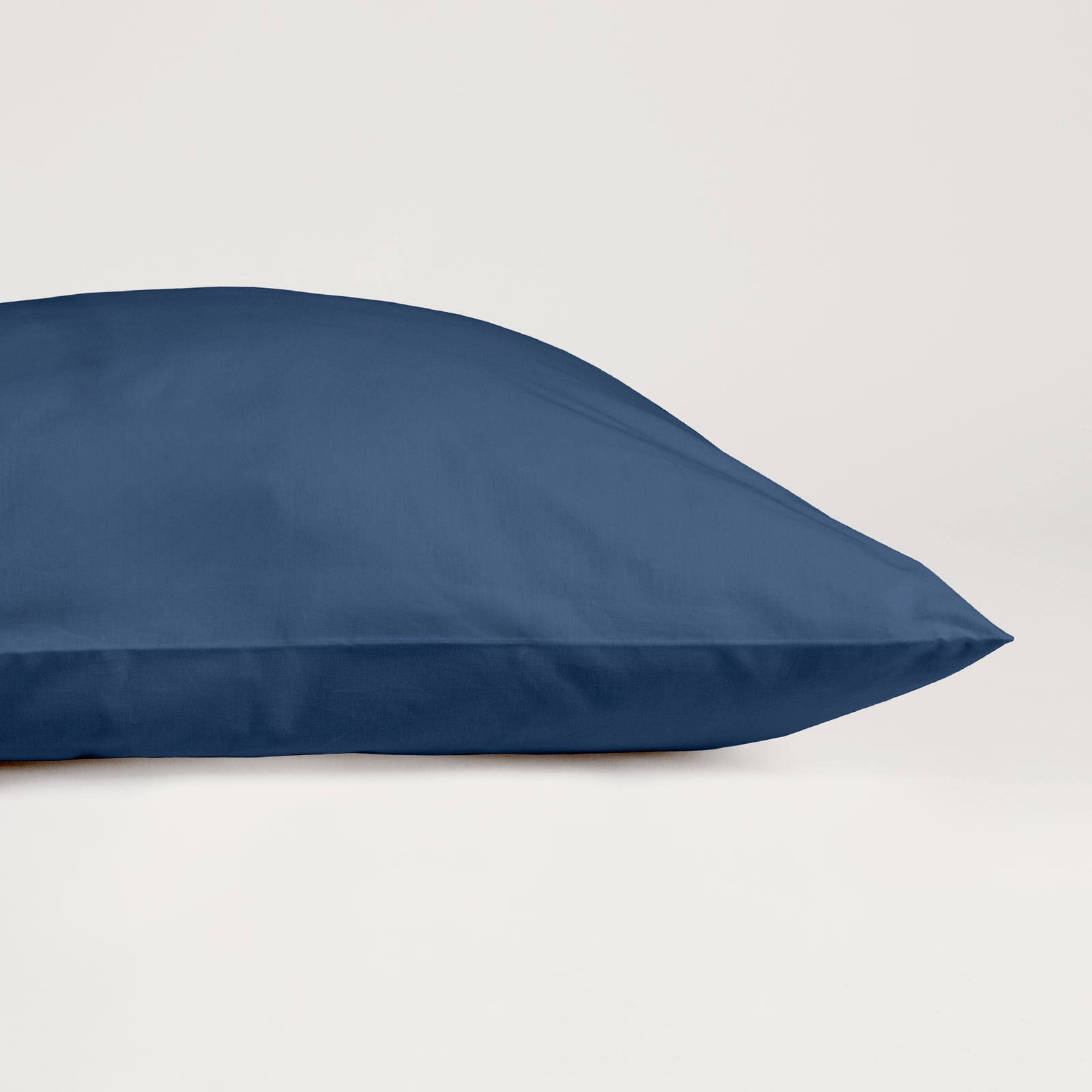 Dejorine - Taie d'oreiller en Percale de Coton - Teinte Ombre de saphir - Couleur Bleu Foncé Denim
